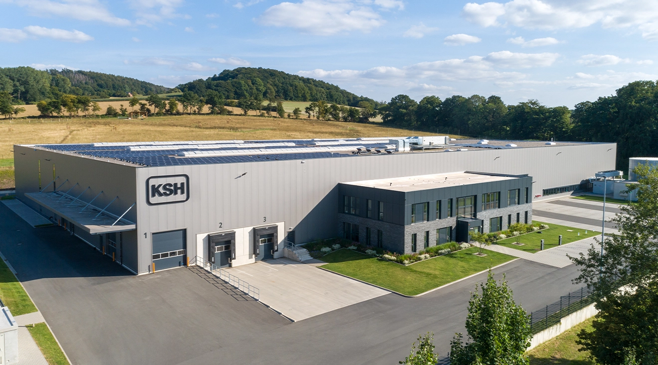 Neues Gebäude der KSH GmbH mit grauer Fassade und großen Fenstern in Vlotho.