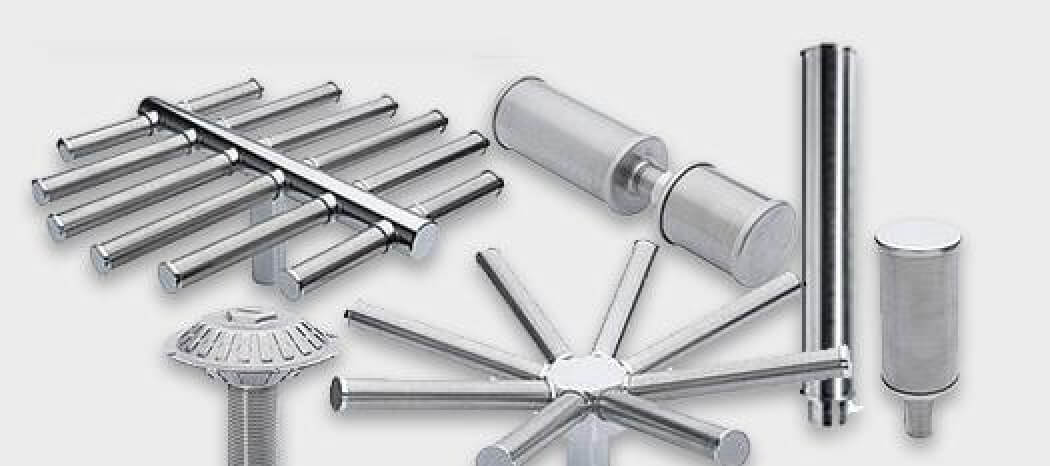 Eine Auswahl an Edelstahl-Filterdüsen in verschiedenen Formen und Größen, die auf einem neutralen Hintergrund angeordnet sind.