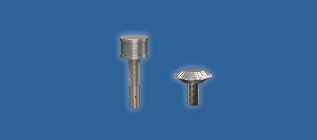 Zwei Edelstahlfilterdüsen in unterschiedlichen Größen und Formen auf blauem Hintergrund.